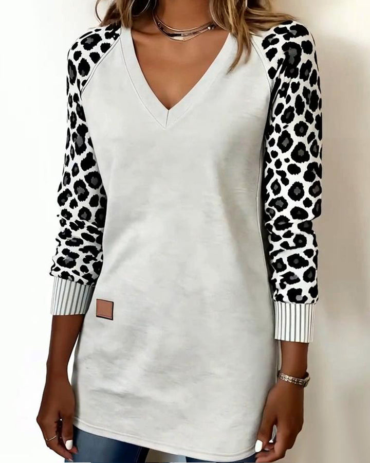 Stilla | Sweatshirt med V-halsudskærings og leopardprint