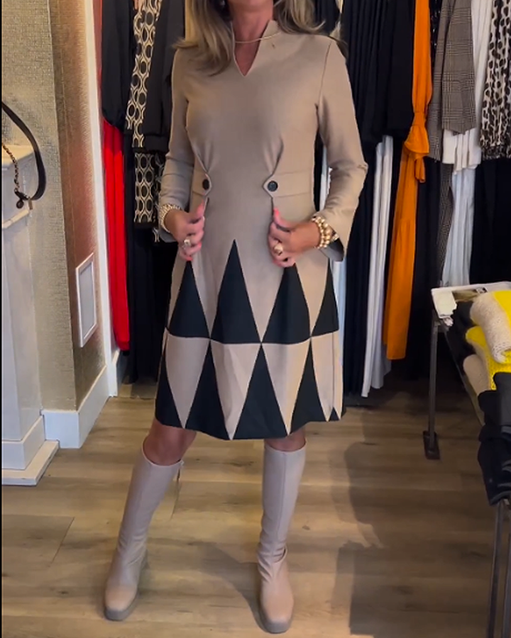 Stilla | Kjole med Geometrisk Print