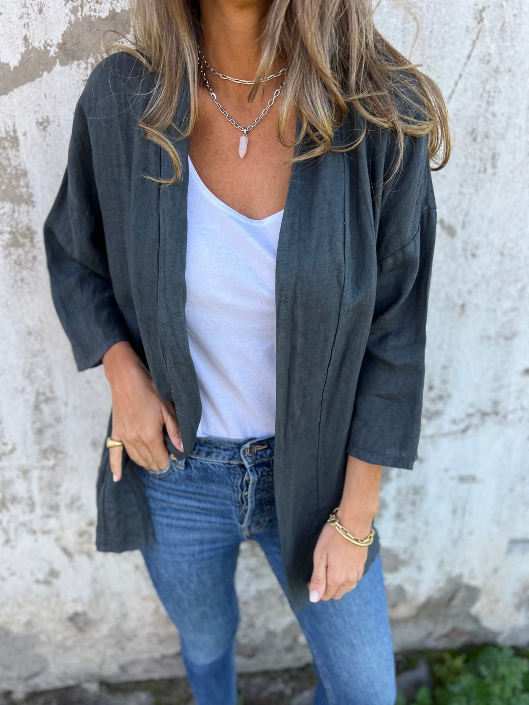 Stilla | Linned cardigan med volanger og 3/4-ærmer