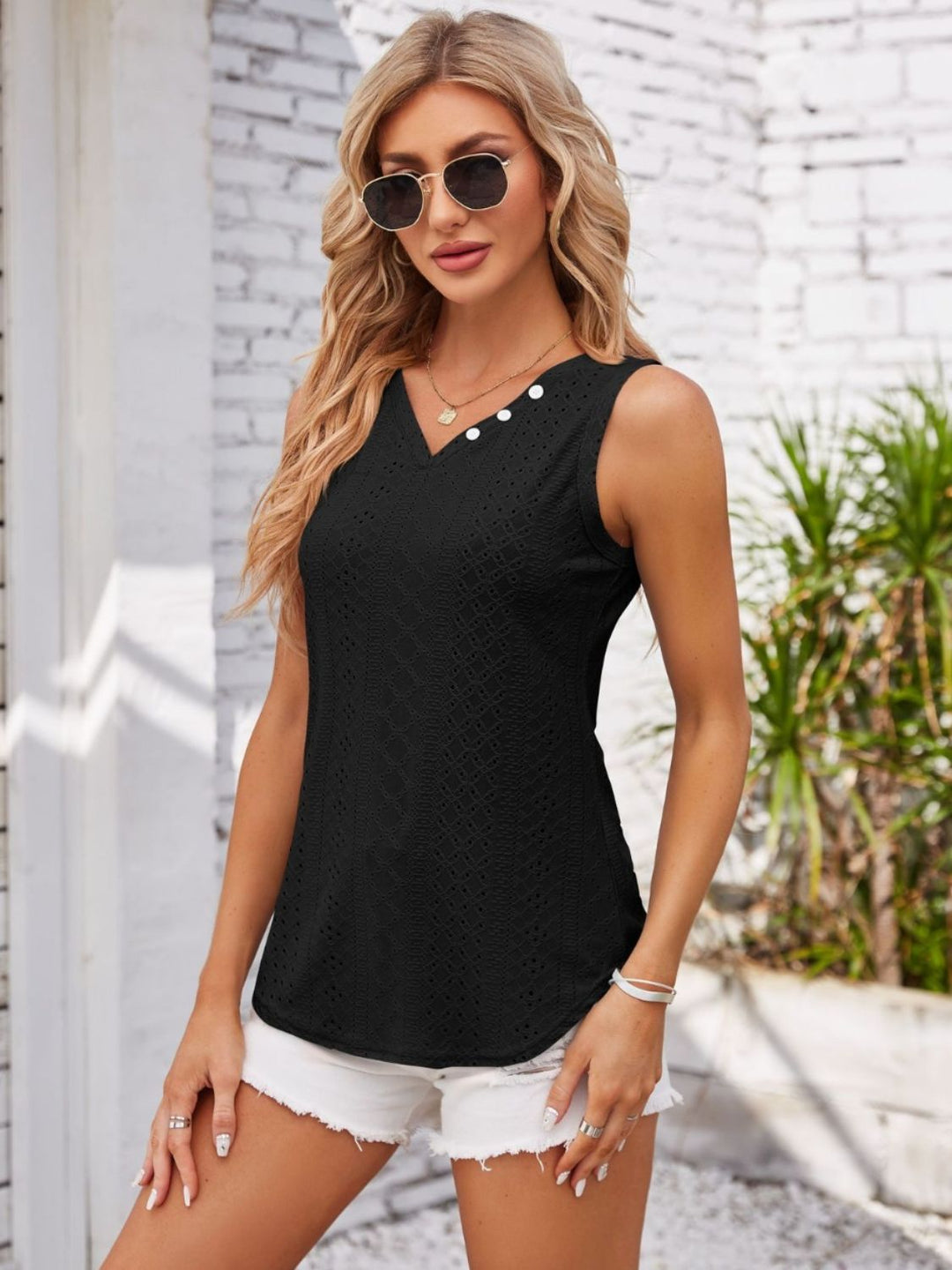 Stilla | Dekorativ Knapp V-Hals Tank