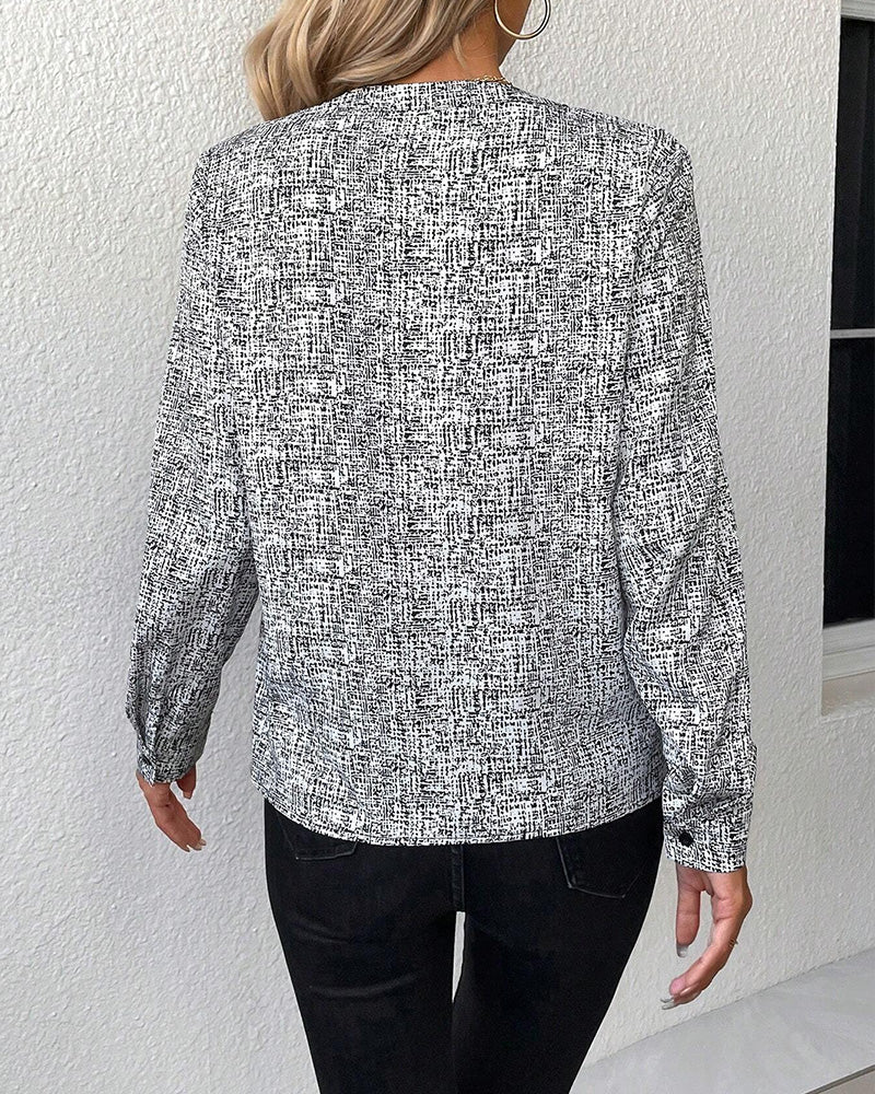 Stilla | Trykt Elegant Langærmet Bluse med V-Udskæring