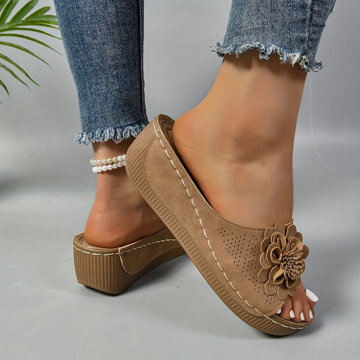 Stilla | Sandaler Med Kilehæl, Komfortable Slip on Sko Med Blomsterudsmykning
