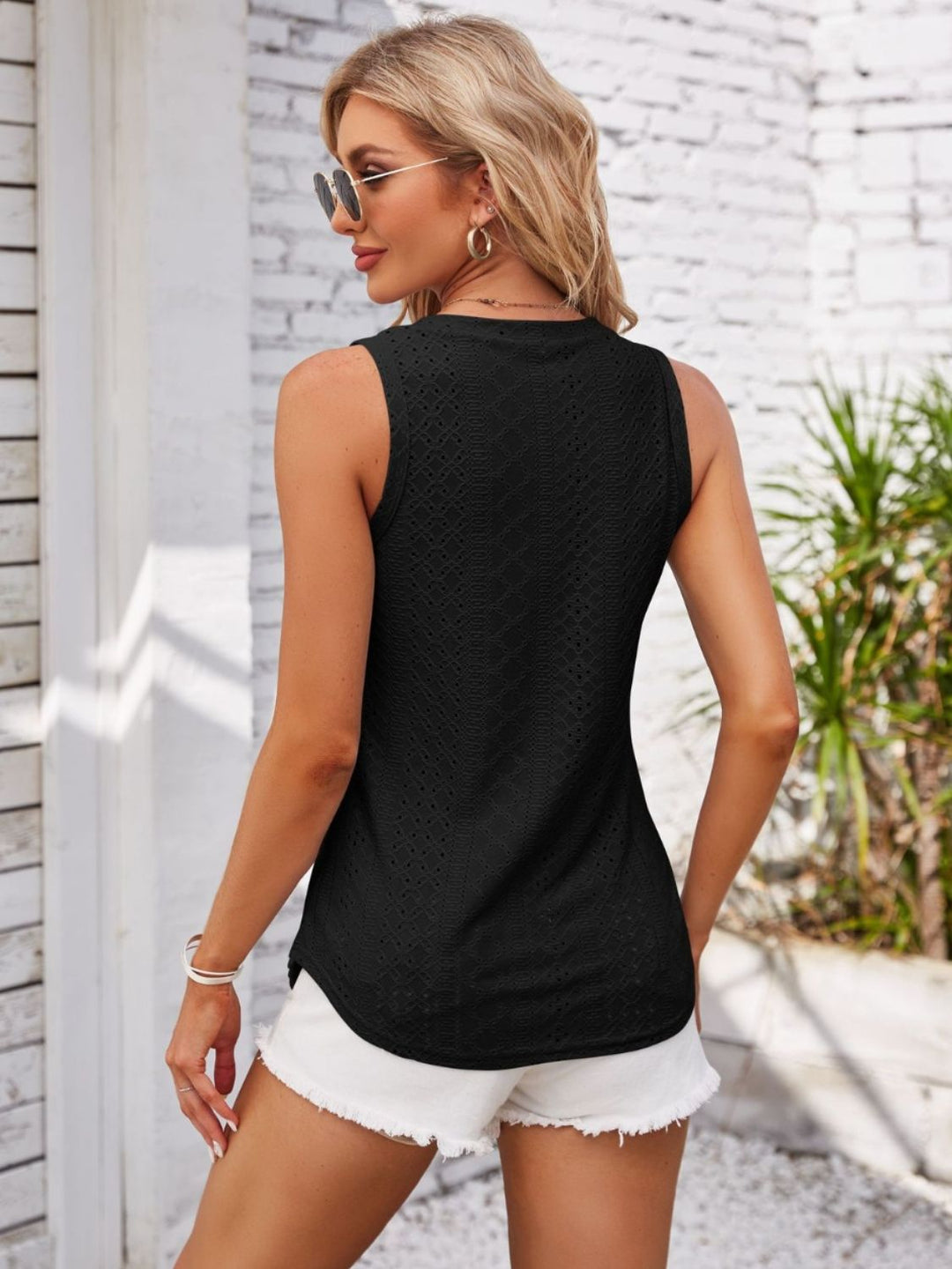 Stilla | Dekorativ Knapp V-Hals Tank