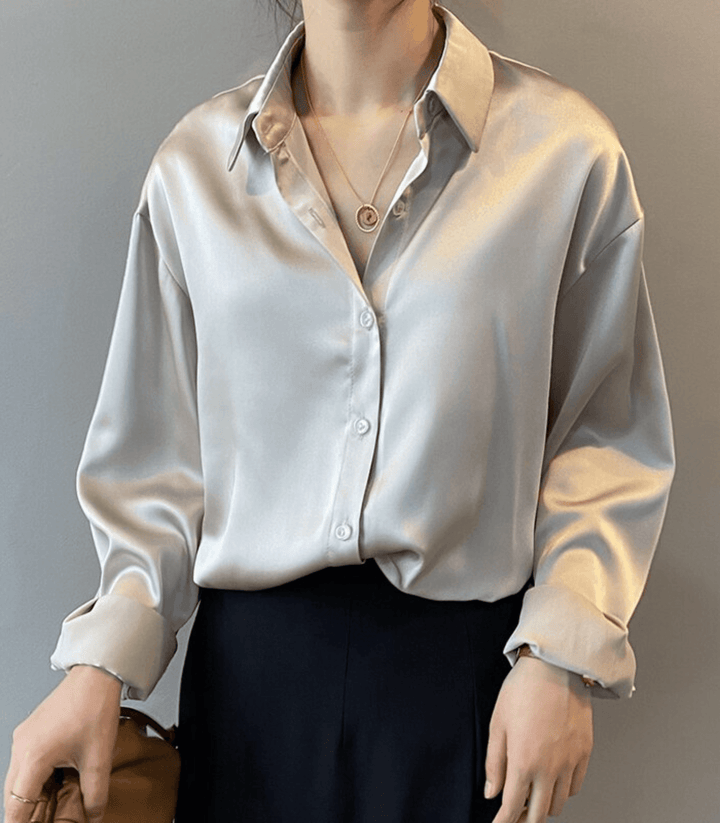 Stilla | Bluse i silkesatin med knapper