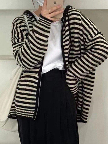 Stilla | Cozy Stribet Hættecardigan med Lynlås