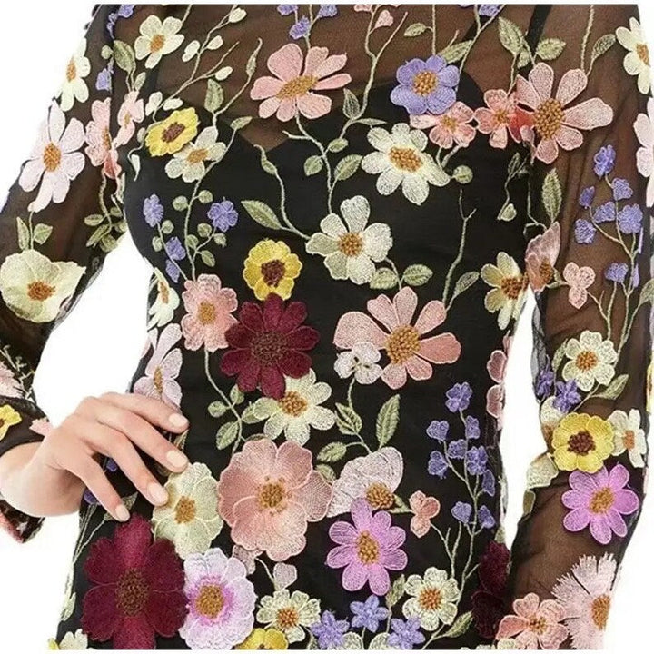Stilla | Mini kjole med blomsterapplikationer og en gennemsigtig effekt