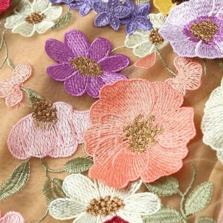 Stilla | Mini kjole med blomsterapplikationer og en gennemsigtig effekt