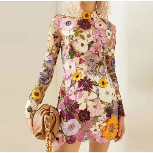 Stilla | Mini kjole med blomsterapplikationer og en gennemsigtig effekt