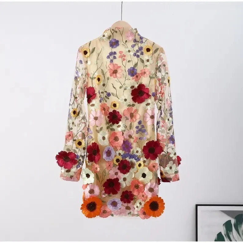 Stilla | Mini kjole med blomsterapplikationer og en gennemsigtig effekt