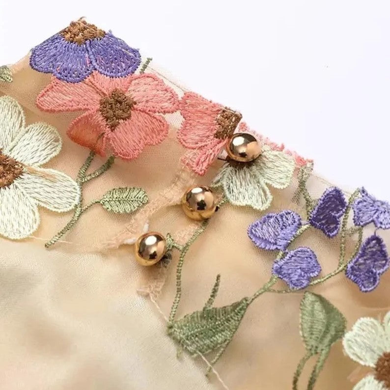 Stilla | Minikjole med blomsterapplikationer og gennemsigtig udseende