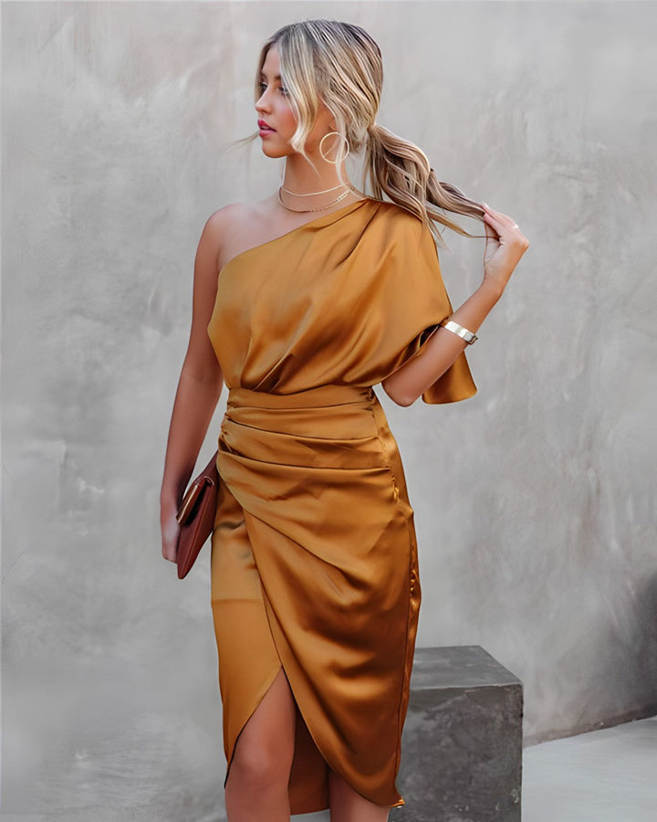 Skovae | Elegant-en-skulder-aftenkjole-af-satin-asymmetrisk-festkjole-af-satin-med-flæser