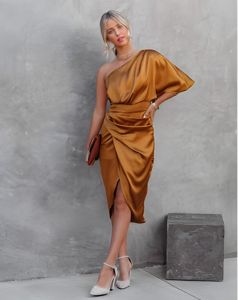 Skovae | Elegant-en-skulder-aftenkjole-af-satin-asymmetrisk-festkjole-af-satin-med-flæser