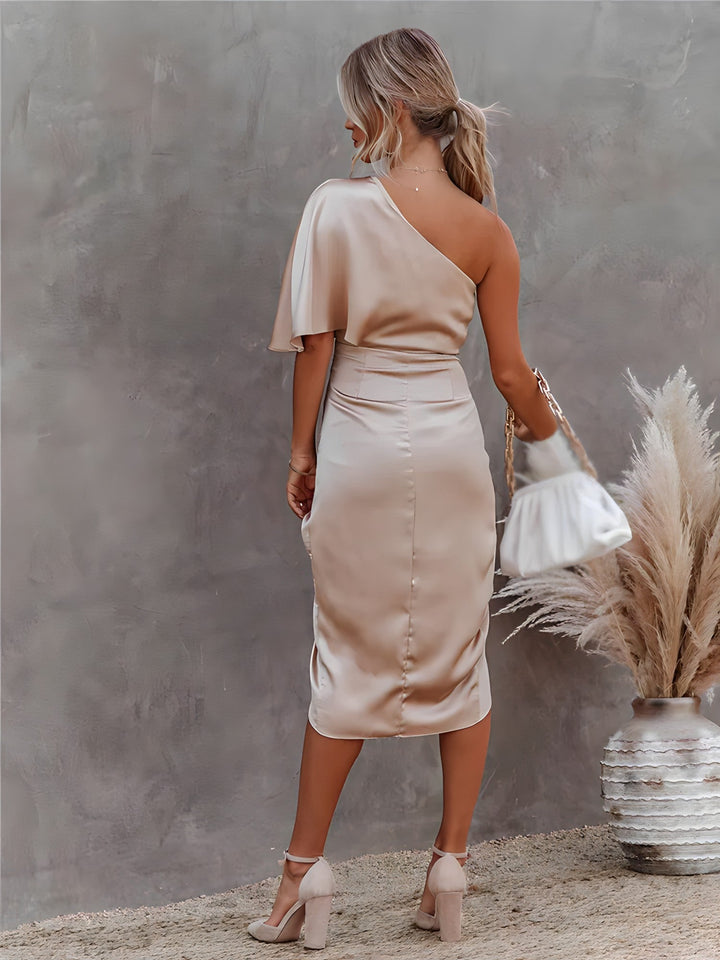 Skovae | Elegant-en-skulder-aftenkjole-af-satin-asymmetrisk-festkjole-af-satin-med-flæser