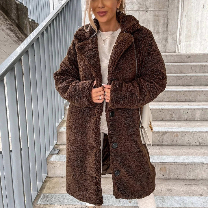 Stilla | Lang Frakke Størrelse Oversize Pasform Blødt Faux-Fur Struktureret Krave Store Knapper