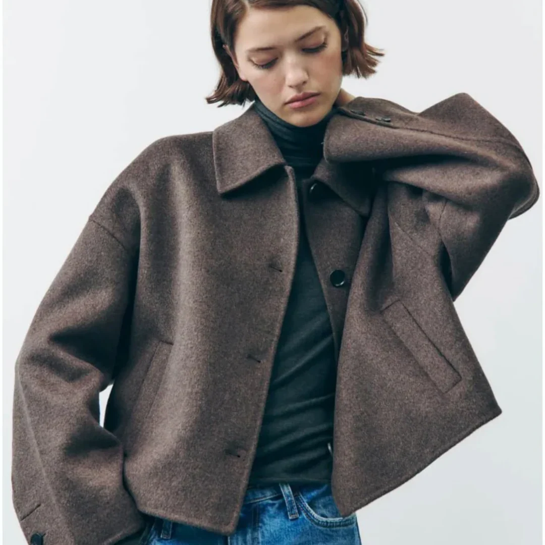 Stilla | Cropped Uldblanding Jakke Minimalistisk Knap Ned Yderbeklædning