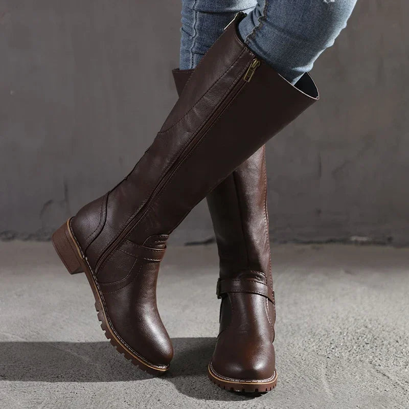 Stilla | Knæhøje Støvler Sleek Tæt Snit Spænde Detalje Læder Look Finish