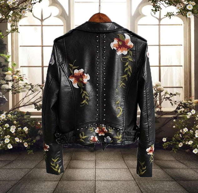 Stilla | Bikerjakke Taljeret pasform Blomsterbroderi Nitter Detaljer Asymmetrisk lynlås