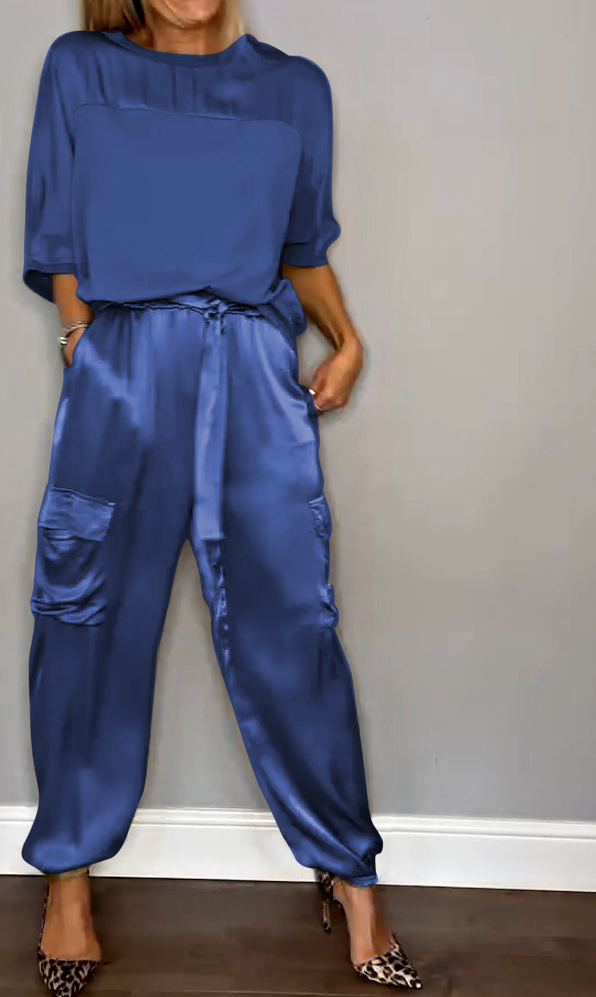 Stilla | Skinnerende satin-outfit