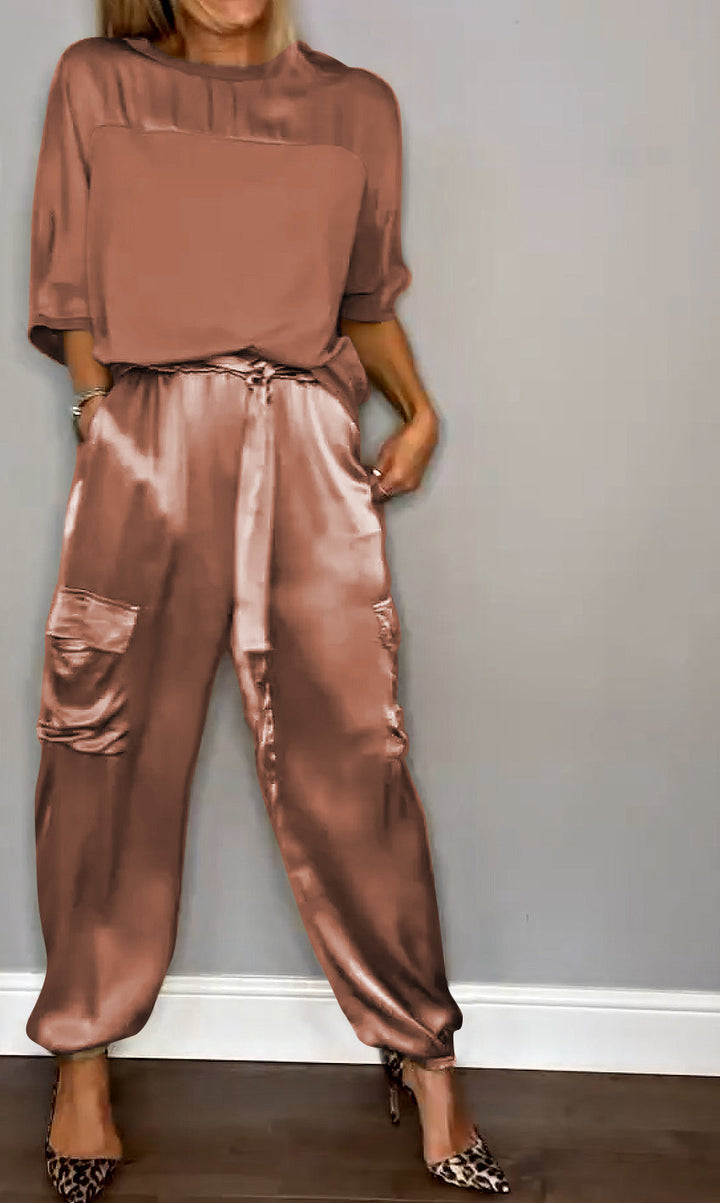 Stilla | Skinnerende satin-outfit