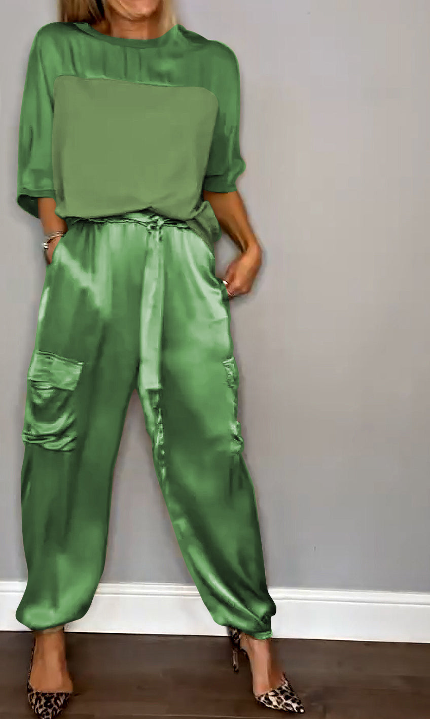 Stilla | Skinnerende satin-outfit