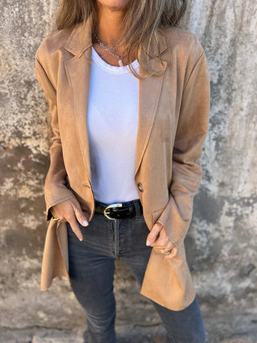 Skovae | Suede Blazer til kvinder - Taljeret kamelfarvet jakke med knapper og lommer