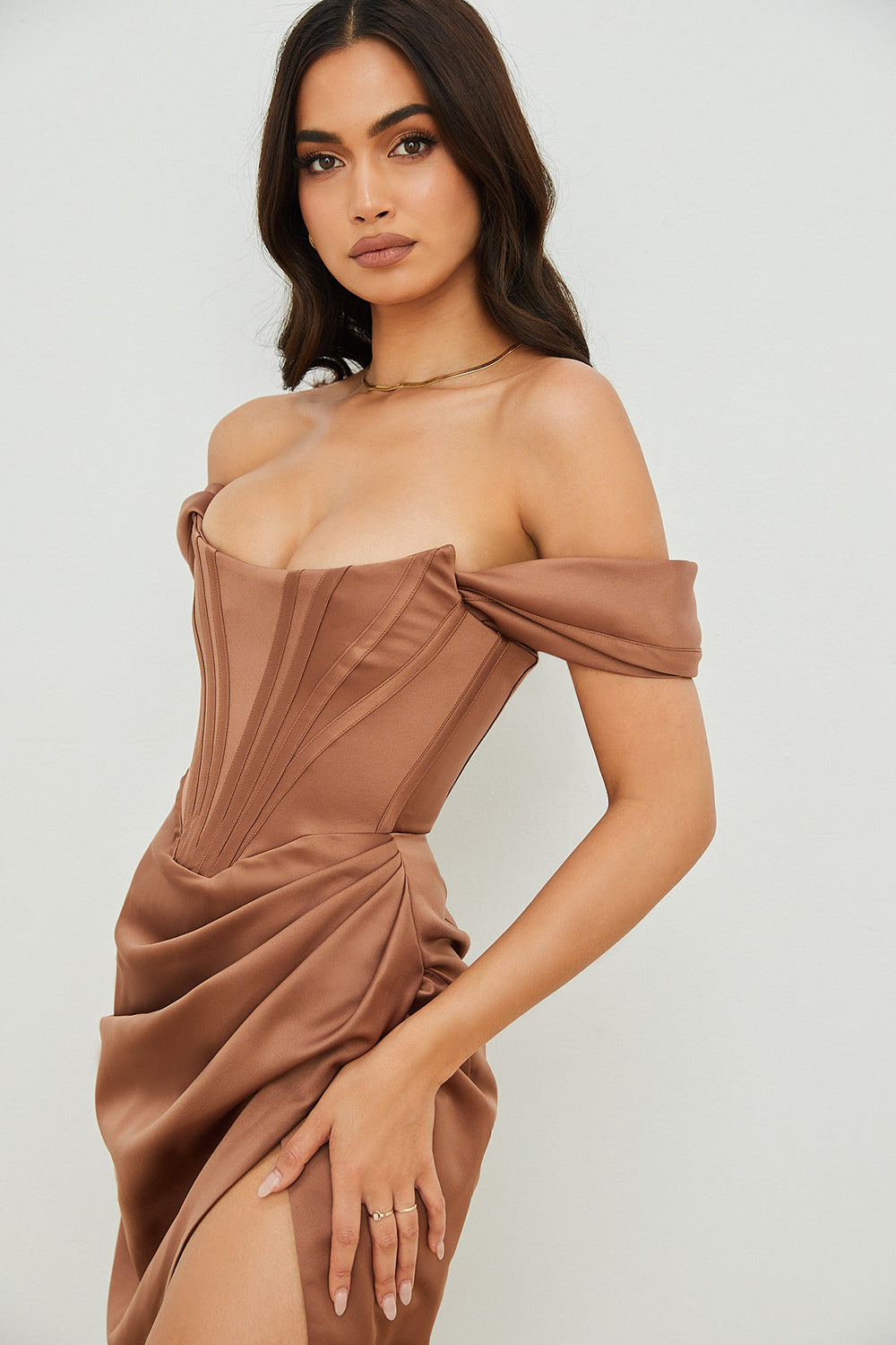 Stilla | Off Shoulder Kjole Satin