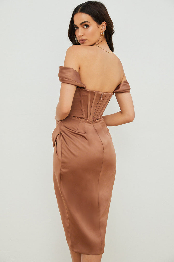 Stilla | Off Shoulder Kjole Satin