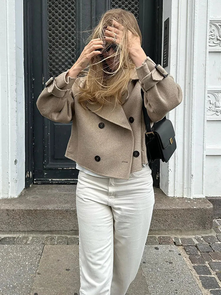 Stilla | Blazer Med Spids Krave og Knaplukning i Grå