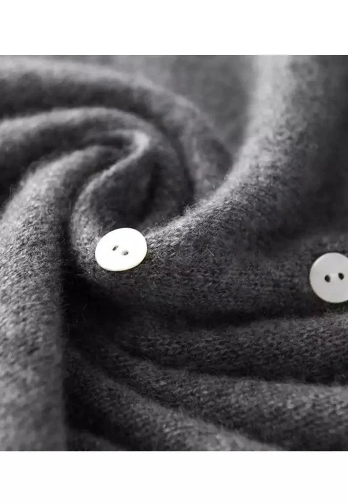 Stilla | Cardigan med asymmetrisk knapmønster