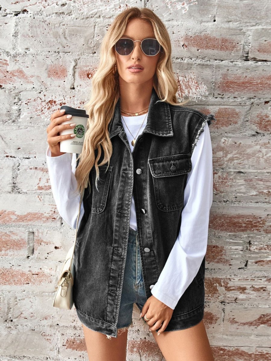 Stilla | Casual, Ærmeløs Jeansvest Med Knaplukning og Rå Skjorte_details