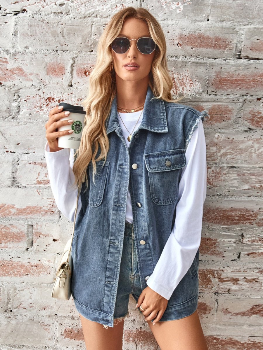 Stilla | Casual, Ærmeløs Jeansvest Med Knaplukning og Rå Skjorte_details