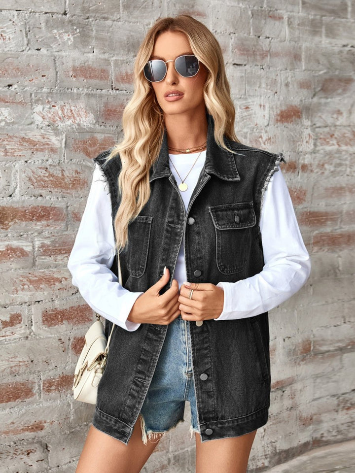 Stilla | Casual, Ærmeløs Jeansvest Med Knaplukning og Rå Skjorte_details