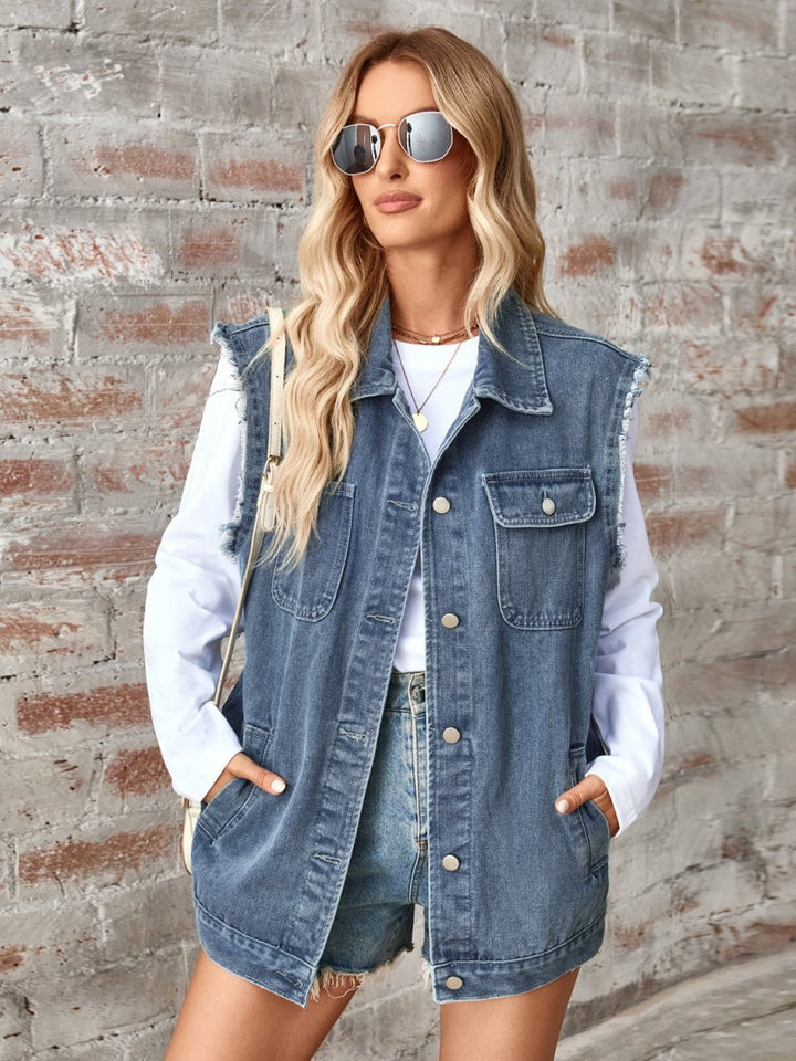 Stilla | Casual, Ærmeløs Jeansvest Med Knaplukning og Rå Skjorte_details