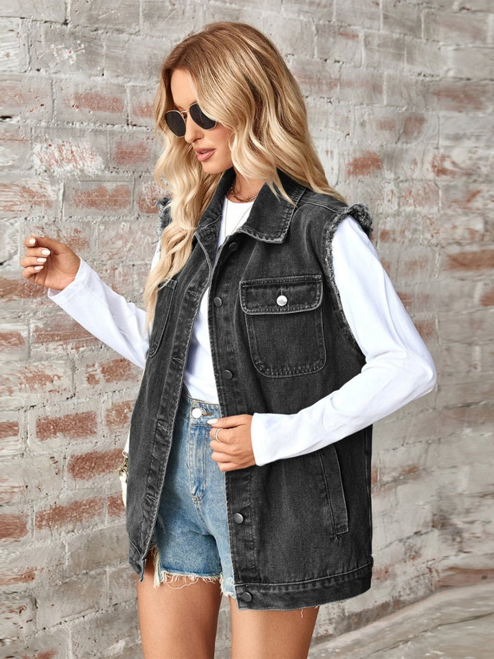 Stilla | Casual, Ærmeløs Jeansvest Med Knaplukning og Rå Skjorte_details