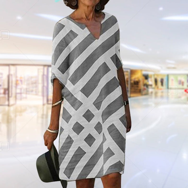 Stilla | V hals geometrisk stribet midikjole med mellemlange ærmer for et stilfuldt look