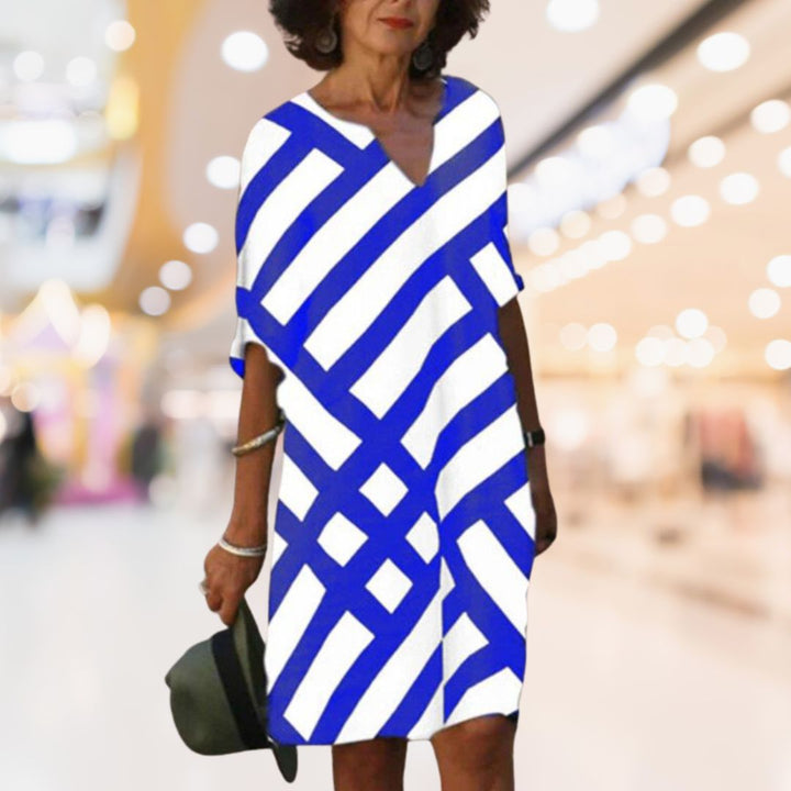 Stilla | V hals geometrisk stribet midikjole med mellemlange ærmer for et stilfuldt look