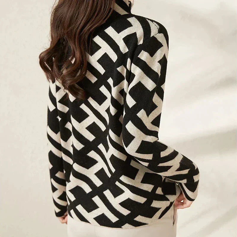 Stilla | Klassisk sweater med monogram rullekrave