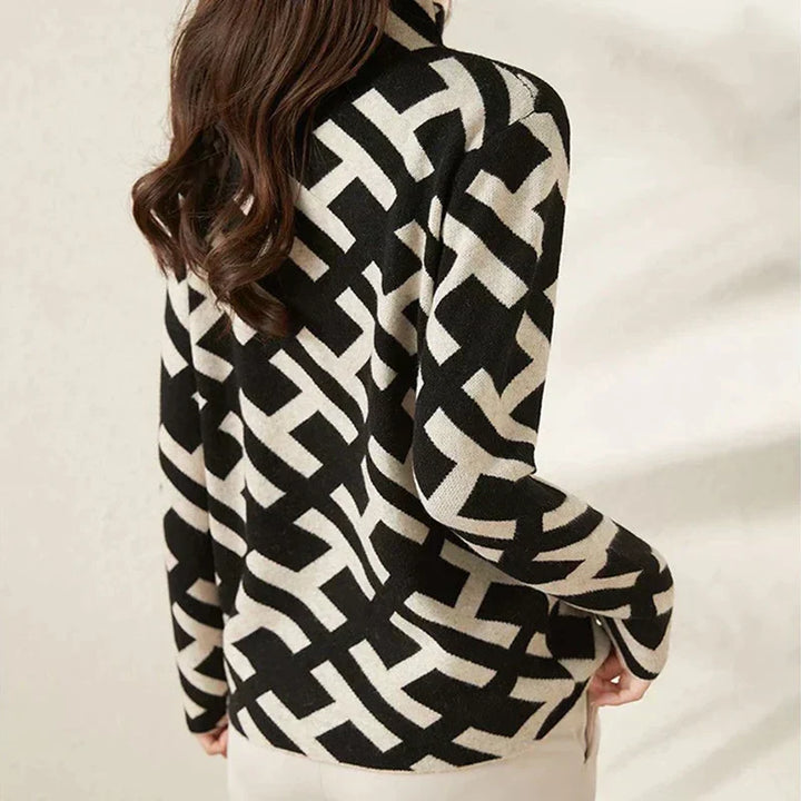 Stilla | Klassisk sweater med monogram rullekrave