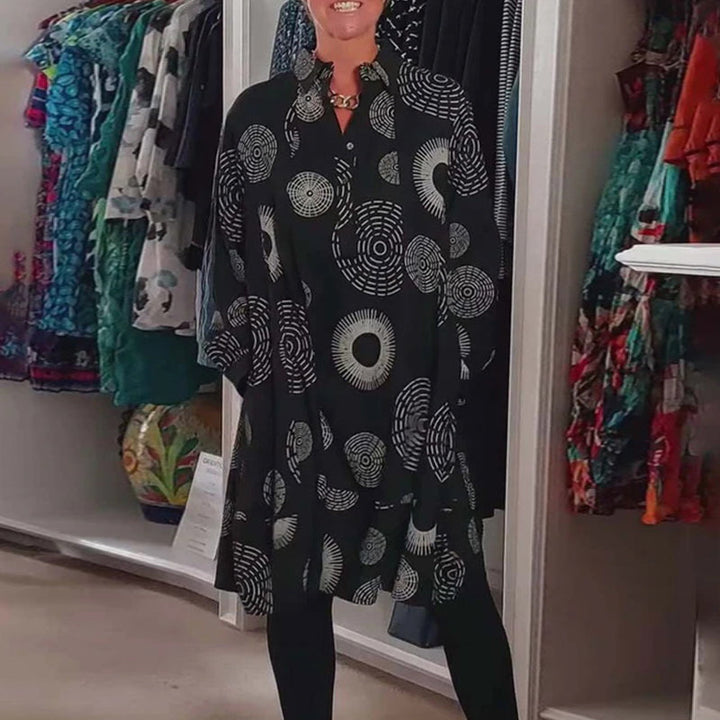 Stilla | Kjole med revers og geometrisk print