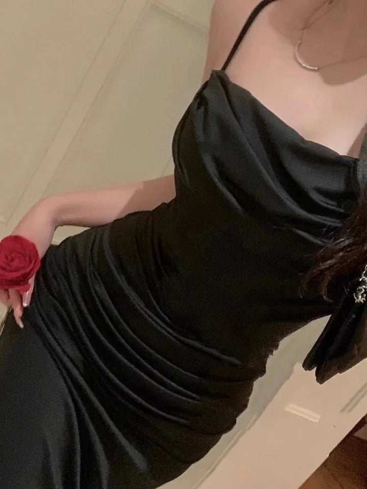 Stilla | Designer Bodycon Ruffled Spaghetti Kjoler (lang)